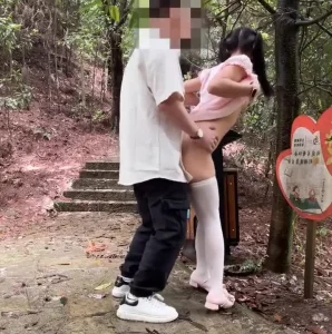 户外公园野战后入白丝双马尾母狗