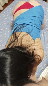 骚逼跪着吃鸡吧，逼里还塞着跳蛋