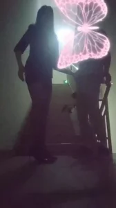 一名年轻女子在楼梯上做爱时被撞见，场面十分尴尬。