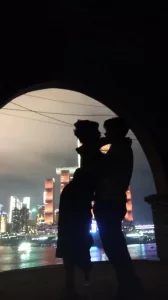 诱人的河畔户外景色，就在桥下做爱。